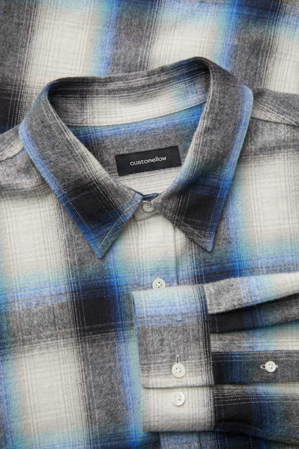 아이보리 오버핏 체크 셔츠는 남성용 상의입니다. 면 소재로 제작되어 봄, 가을에 착용하기 좋으며, 캐주얼, 클래식, 미니멀 스타일을 연출할 수 있습니다. 넉넉한 오버핏에 긴 소매, 카라넥 디자인이 특징이며, 출근룩이나 비즈니스 캐주얼에도 활용 가능합니다. 아이보리 및 블루 컬러의 체크 패턴과 포켓 디테일, 금속 장식이 포인트입니다. 레귤러 기장으로 다양한 하의와 매치하기 용이합니다.
