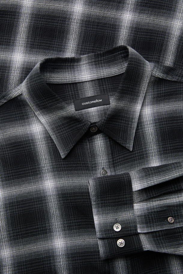 블랙 오버핏 체크 셔츠는 캐주얼한 무드를 연출하는 남성용 셔츠입니다. 가을, 겨울 시즌에 어울리는 두께감의 면 소재로 제작되었으며, 톤온톤 블랙과 그레이 컬러의 체크 패턴이 특징입니다. 넉넉한 오버핏으로 편안한 착용감을 제공하며, 카라 디자인과 긴 소매 기장으로 클래식한 느낌을 더했습니다. 출근룩과 모임룩 모두 활용 가능하며, 포켓 디테일과 금속 장식이 포인트로 더해져 미니멀하면서도 세련된 스타일을 완성합니다.
