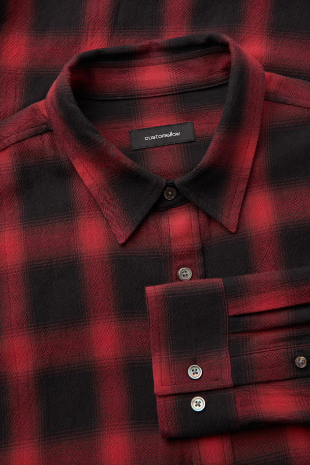 레드 오버핏 체크 셔츠는 남성용 상의입니다. 가을, 겨울 시즌에 어울리는 면 소재의 셔츠로, 레드와 블랙 컬러의 체크 패턴이 특징입니다. 넉넉한 오버핏으로 캐주얼한 스타일을 연출하며, 출근룩이나 모임룩에 활용하기 좋습니다. 카라 디자인과 긴 소매 기장, 포켓 디테일과 금속 장식이 포인트입니다.
