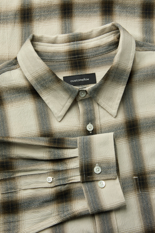 베이지 색상의 오버핏 체크 셔츠입니다. 면 소재로 제작되어 가을, 겨울철에 따뜻하게 착용할 수 있으며, 일상 및 출근룩, 비즈니스 캐주얼 스타일 모두 소화 가능합니다. 넉넉한 오버핏과 긴 소매 기장, 카라넥 디자인으로 편안한 착용감을 제공하며, 캐주얼, 클래식, 미니멀 스타일을 연출하기 좋습니다. 포켓 디테일과 금속 장식이 포인트로 더해져 세련된 느낌을 줍니다.
