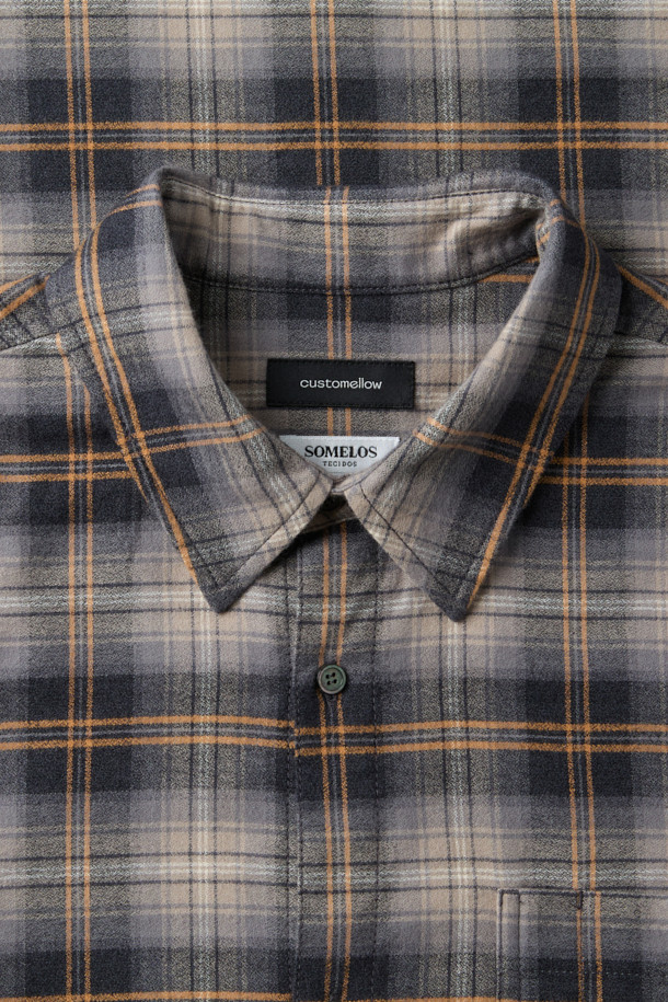 오렌지 색상과 브라운 컬러가 조화로운 오버핏 스트링 체크 셔츠입니다. SOMELOS 유럽 수입 면 원단을 사용하여 부드러운 촉감을 선사하며, 봄, 가을 시즌에 착용하기 좋습니다. 차이나칼라와 긴 소매, 레귤러 기장으로 깔끔한 핏을 연출하며, 캐주얼한 스타일을 완성합니다. 스트링 디테일과 체스트 포켓, 와펜 포인트가 더해져 개성 있는 데이트룩, 여행룩을 연출해보세요. 셔츠 하나만으로 캐주얼, 클래식, 미니멀 무드를 모두 소화할 수 있습니다.
