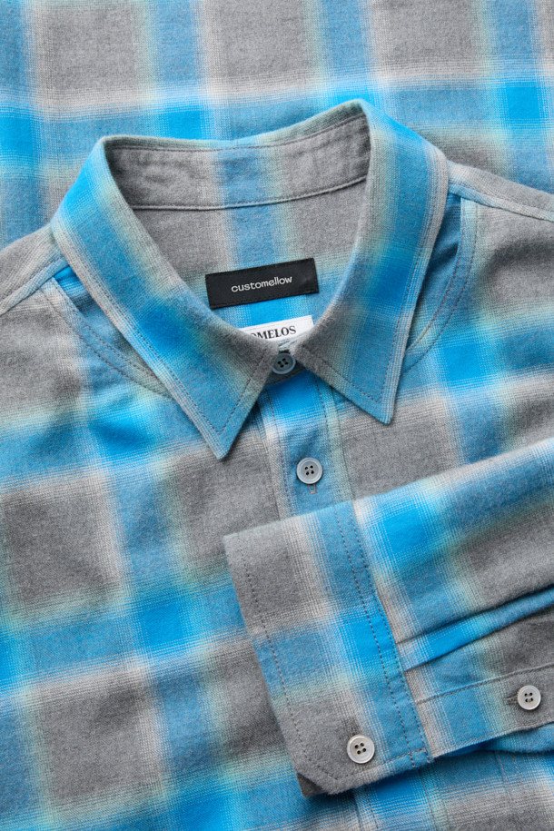 블루 오버사이즈 핏 레이어드 체크 셔츠는 캐주얼, 클래식, 미니멀 스타일을 즐기는 남성분들을 위한 제품입니다. 봄, 가을에 어울리는 긴 소매 셔츠로, 일상과 데이트룩, 봄 소풍룩에 모두 활용 가능합니다. SOMELOS 유럽 수입 옴브레 체크 원단, 코튼 100% 소재로 제작되어 부드러운 촉감을 선사합니다. 레이어드 카라와 사이드 슬릿, 후면 절개 디테일이 돋보이며, 오버핏으로 편안한 착용감을 제공합니다.
