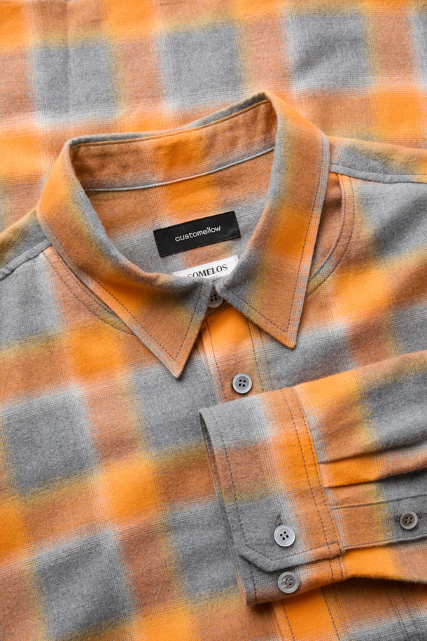 오렌지 오버사이즈 핏 레이어드 체크 셔츠는 남성 고객을 위한 캐주얼 스타일의 셔츠입니다. 가을과 겨울에 어울리는 긴소매 디자인으로, 옴브레 체크 패턴이 특징입니다. SOMELOS 유럽 수입 면 원단을 사용하여 제작되었으며, 오버핏과 레이어드 카라, 사이드 슬릿, 후면 절개 디테일이 돋보입니다. 여유로운 핏감으로 편안하게 착용 가능하며, 캐주얼, 클래식, 미니멀 스타일을 연출하기 좋습니다. 그레이 컬러도 함께 제공됩니다.
