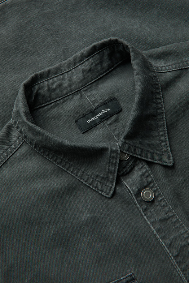 그레이 더블 포켓 데님 셔츠는 남성들을 위한 캐주얼하고 빈티지한 스타일의 상의입니다. 봄, 가을에 어울리는 릴랙스 핏의 긴 소매 셔츠로, 아우터처럼 걸쳐 입을 수 있습니다. 무지 패턴의 면 소재로 제작되었으며, 가슴 부분의 더블 포켓 디테일과 스냅 버튼이 특징입니다. 피그먼트 다잉 처리로 빈티지한 멋을 더했으며, 밑단 스트링으로 다양한 스타일 연출이 가능합니다. 데이트룩, 캠핑룩 등 다양한 TPO에 미니멀하게 활용하기 좋습니다.
