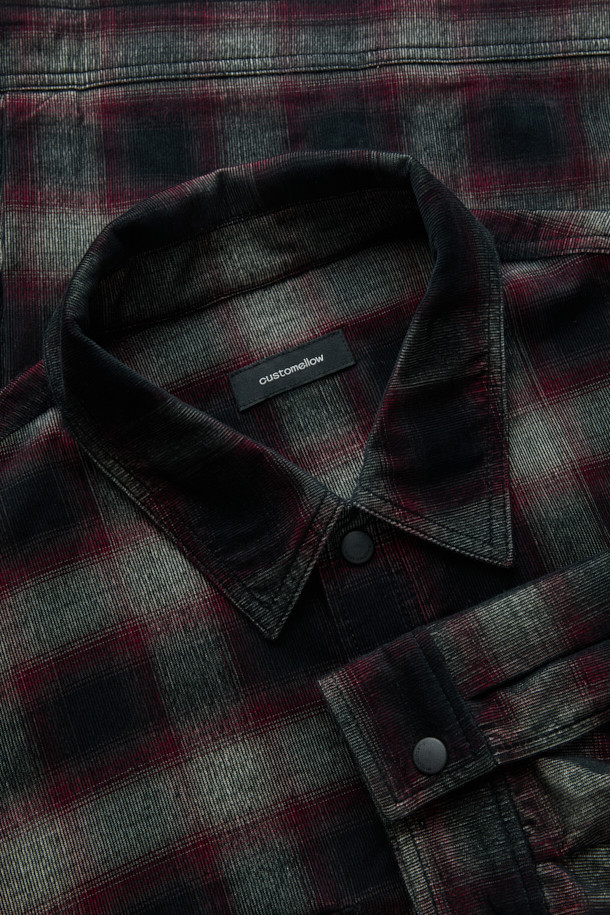 레드 스트링 체크 아우터 셔츠는 남성용 셔츠로, 봄, 가을에 캐주얼하게 연출하기 좋습니다. 레드와 블랙 컬러의 체크 패턴이 돋보이며, 오버핏으로 편안한 착용감을 선사합니다. 카라넥 디자인에 긴 소매 기장으로 제작되었으며, 체스트 포켓과 밑단 스트링 디테일로 포인트를 더했습니다. 데이트룩, 봄 소풍룩, 캐주얼, 미니멀, 시티보이 스타일을 즐기는 분들께 추천합니다. 밑단 스트링으로 핏 조절이 가능하여 다양한 스타일을 연출할 수 있습니다.
