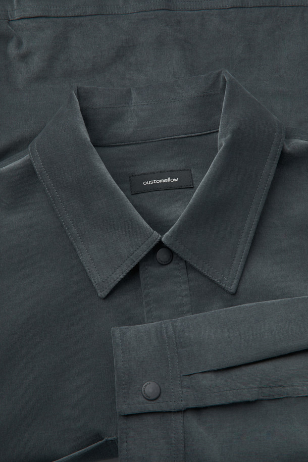 그레이 컬러의 코듀로이 아우터 셔츠입니다. 부드러운 코튼, 폴리우레탄, 코듀로이 혼방 소재로 제작되어 가을, 겨울철 따뜻하게 착용할 수 있습니다. 오버핏 크롭 기장으로 트렌디한 스타일을 연출하며, 밑단 스트링 조절 기능과 전면 체스트 포켓 디테일이 돋보입니다. 캐주얼, 미니멀, 클래식 스타일을 즐기는 남성분들께 출근룩, 모임룩으로 추천합니다. 긴 소매 기장으로 다양한 룩에 활용하기 좋습니다.
