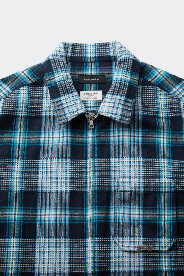블루 체크 집업 아우터 셔츠는 남성 고객을 위한 캐주얼 스타일의 상의입니다. 봄, 가을에 적합하며, 베이직한 디자인으로 다양한 룩에 활용하기 좋습니다. 릴랙스핏으로 편안한 착용감을 선사하며, 칼라넥 라인과 긴 소매가 특징입니다. YKK 2-Way 지퍼, 체스트 포켓, 사이드 포켓을 갖춰 실용성을 높였으며, SOMELOS 유럽 수입 면 원단을 사용하여 고급스러운 촉감을 느낄 수 있습니다. 데이트룩, 봄 소풍룩 등 다양한 TPO에 활용 가능하며, 캐주얼, 클래식, 미니멀 스타일을 모두 소화할 수 있는 매력적인 아이템입니다.
