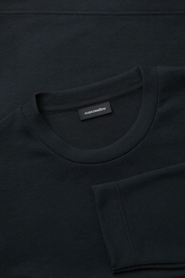 블랙 텍스처 티셔츠는 남성용으로, 미니멀, 클래식, 캐주얼 스타일을 아우르는 베이직한 디자인의 긴소매 티셔츠입니다. 폴리에스테르 소재로 제작되어 사계절 내내 착용 가능하며, 부드러운 촉감이 특징입니다. 레귤러 핏과 라운드넥 디자인으로 편안한 착용감을 선사하며, 자카드 패턴으로 은은한 포인트를 더했습니다. 사이드 라벨 디테일이 돋보이는 이 티셔츠는 일상복으로 활용하기 좋습니다.
