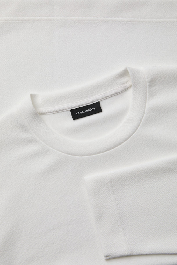 화이트 텍스처 티셔츠는 남성용으로, 베이직한 스타일을 추구하는 분들께 적합합니다. 얇은 두께감과 부드러운 촉감의 폴리에스테르 소재로 제작되어 편안한 착용감을 선사합니다. 라운드넥, 긴 소매, 레귤러 핏 디자인으로, 사계절 내내 활용하기 좋습니다. 자가드 패턴으로 은은한 멋을 더했으며, 사이드 라벨 디테일로 완성도를 높였습니다. 미니멀, 클래식, 캐주얼 스타일을 즐겨 입는 분들에게 추천합니다.
