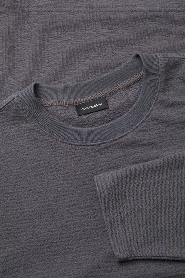 그레이 텍스처 티셔츠는 남성을 위한 베이직 스타일의 긴소매 티셔츠입니다. 봄, 가을에 적합하며, 부드러운 면 소재로 제작되어 편안한 착용감을 선사합니다. 레귤러 핏에 라운드넥 디자인으로, 일상적인 활동에 부담 없이 착용할 수 있습니다. 얇은 두께감과 무지 패턴은 미니멀, 클래식, 캐주얼 등 다양한 스타일에 활용하기 좋습니다. 사이드 라벨 디테일로 깔끔함을 더했습니다.
