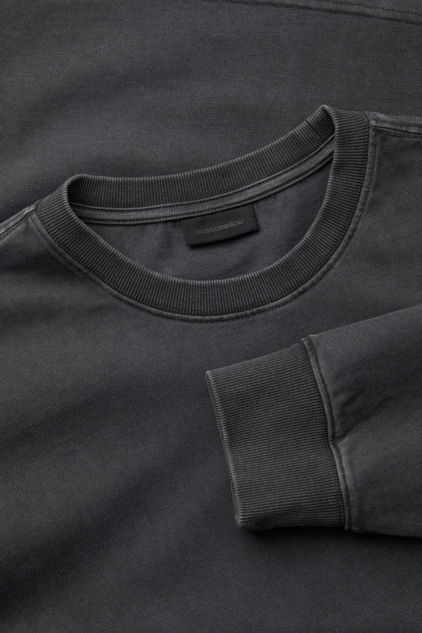 그레이 컬러의 다잉 기법으로 빈티지한 멋을 살린 릴렉스핏 긴소매 티셔츠입니다. 봄, 가을 시즌에 활용하기 좋으며, 부드러운 면 소재로 제작되어 편안한 착용감을 선사합니다. 라운드넥 디자인에 캐주얼, 미니멀, 클래식 스타일을 모두 아우르는 디자인으로, 산책룩과 같은 일상적인 TPO에 적합합니다. 가슴 부분에는 브랜드 로고 자수 디테일이 더해져 은은한 포인트를 줍니다.
