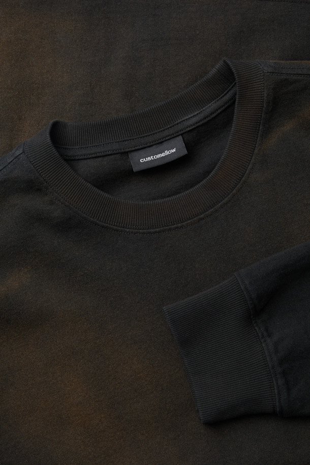 블랙 다잉 티셔츠는 빈티지한 스타일을 연출하는 공용 의류입니다. 사계절 내내 착용 가능하며, 릴렉스 핏으로 편안한 착용감을 선사합니다. 라운드 넥과 긴 소매 디자인으로 제작되었으며, 면 소재 특유의 부드러운 촉감이 특징입니다. 다잉 기법으로 제작되어 개체별 고유한 패턴을 가지며, 하단에는 브랜드 로고 자수가 포인트로 자리 잡고 있습니다. 여행룩, 캐주얼 및 미니멀 스타일을 선호하는 분들께 추천하며, 마감 부분에 미세한 결함이 있을 수 있습니다.
