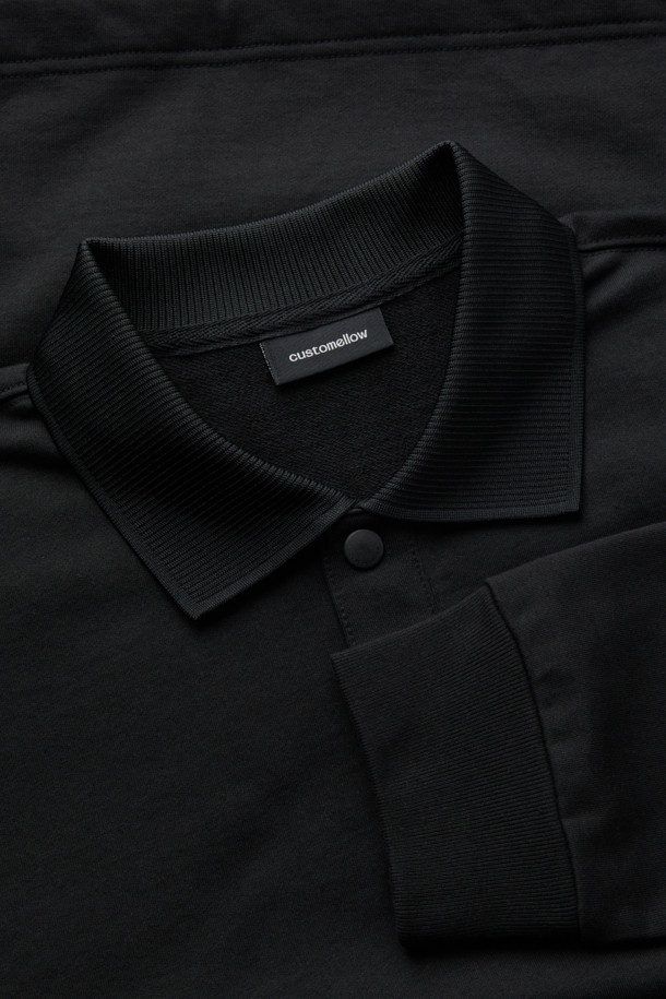 블랙 스웨트 폴로입니다. 부드러운 면 100% 소재로 제작되어 편안한 착용감을 선사합니다. 립 카라 디테일과 긴소매 디자인이 특징이며, 캐주얼하고 미니멀한 스타일을 연출합니다. 밑단 스트링으로 핏 조절이 가능하며, 사이드 포켓이 있어 실용성을 더했습니다. 출근룩이나 산책룩 등 다양한 일상에 활용하기 좋은 오버핏 폴로 스웨트셔츠입니다.
