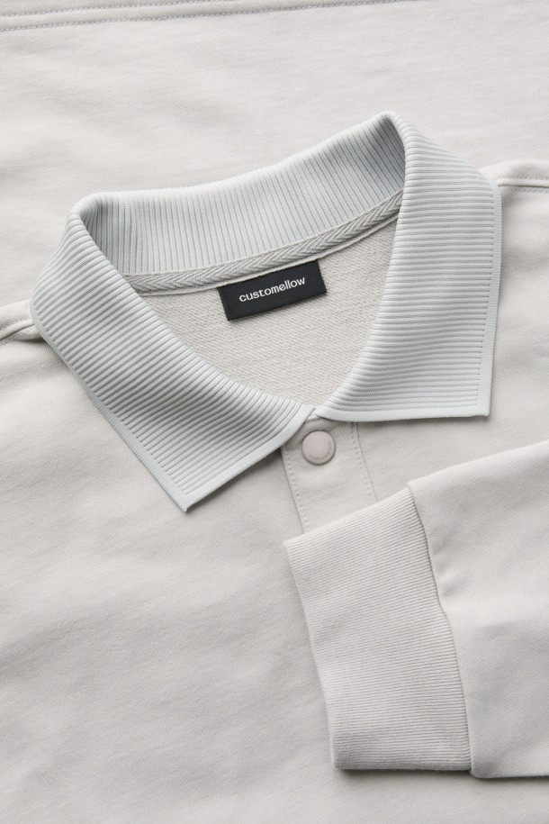 그레이 스웨트 폴로입니다. 부드러운 촉감의 면 100% 소재로 제작되어 편안한 착용감을 선사합니다. 립 카라 디테일과 긴소매 디자인이 특징이며, 오버핏으로 캐주얼하고 베이직한 스타일을 연출합니다. 밑단 스트링으로 핏 조절이 가능하며, 사이드 포켓이 있어 실용성을 더했습니다. 캠핑룩, 산책룩 등 어떤 TPO에도 잘 어울리는 데일리 아이템입니다.
