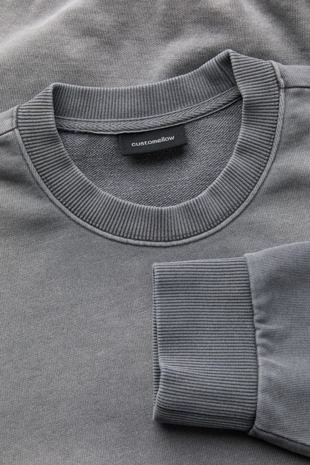 그레이 염색 스웨트셔츠는 캐주얼과 미니멀, 레트로 스타일을 즐기는 분들을 위한 아이템입니다. 릴랙스 핏에 두꺼운 면 소재로 제작되어 탄탄한 촉감을 선사하며, 봄, 가을, 겨울 모두 착용 가능합니다. 빈티지한 무드를 더하는 썰파 다잉과 브러쉬 탈색 기법, 밑단과 소매 시보리, 사이드 포켓 디테일이 특징입니다. 라운드넥 디자인으로 다양한 룩에 매치하기 좋으며, 집콕룩, 산책룩, 캠핑룩 등 편안한 TPO에 활용하기 좋습니다.
