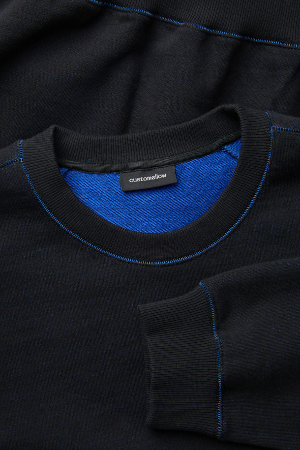 블랙 투톤 스웨트셔츠는 가을, 겨울 시즌에 어울리는 베이직 스타일의 상의입니다. 면 소재의 탄탄한 촉감과 오버핏으로 편안한 착용감을 선사하며, 라운드넥과 긴 소매 디자인으로 제작되었습니다. 집콕룩, 캠핑룩 등 다양한 TPO에 활용 가능하며, 캐주얼, 미니멀, 클래식 스타일을 연출하기 좋습니다. 시보리 디테일과 이중직 원단으로 제작되어 퀄리티를 높였습니다.

