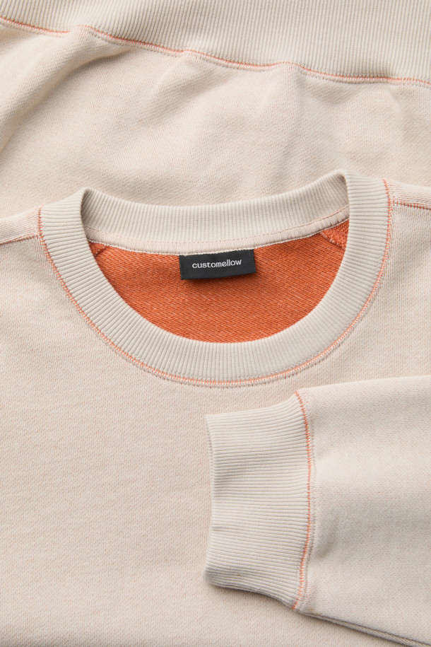 베이지 투톤 스웨트셔츠는 캐주얼하고 베이직한 스타일을 연출하기에 좋은 아이템입니다. 넉넉한 오버핏으로 편안한 착용감을 선사하며, 봄, 가을, 겨울 세 계절 모두 활용 가능합니다. 면 100% 소재로 제작되어 부드러운 촉감과 탄탄한 내구성을 자랑하며, 밑단과 소매 시보리 처리로 활동성을 더했습니다. 라운드넥 디자인에 무지 패턴, 절개 부분의 투톤 배색이 은은한 포인트를 줍니다. 캠핑룩, 산책룩 등 다양한 TPO에 미니멀하고 클래식한 스타일을 더해보세요.
