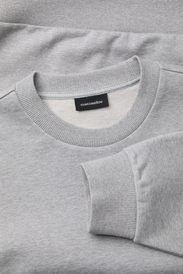 그레이 그래픽 스웨트셔츠는 남성을 위한 캐주얼 스타일의 상의입니다. 가을, 겨울 시즌에 어울리는 두꺼운 두께감의 면 소재로 제작되었으며, 릴랙스 핏으로 편안한 착용감을 선사합니다. 라운드넥 디자인에 그래픽과 자수 무늬가 돋보이며, 시보리 디테일이 더해져 완성도를 높였습니다. 캠핑룩이나 집콕룩, 미니멀, 시티보이 스타일을 즐기는 분들께 추천하는 아이템입니다. 긴 소매 기장으로 간절기부터 한겨울까지 따뜻하게 입을 수 있습니다.
