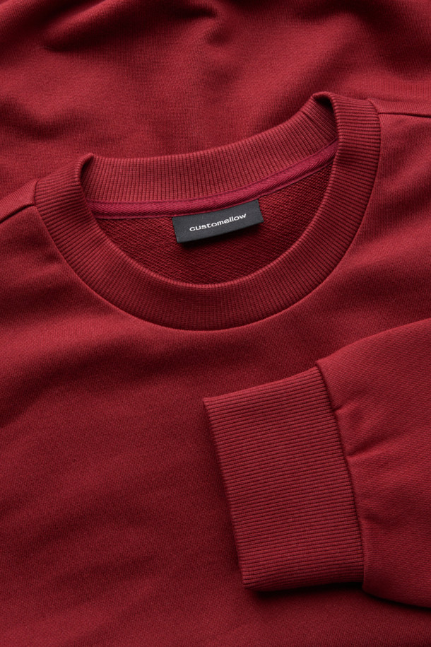 선명한 레드 컬러가 돋보이는 그래픽 스웨트셔츠입니다. 남녀 모두 착용 가능한 릴랙스 핏으로, 캐주얼 및 스포티 스타일을 연출하기 좋습니다. 두꺼운 면 소재로 제작되어 가을, 겨울 시즌에 따뜻하게 입을 수 있으며, 탄탄한 촉감이 특징입니다. 라운드넥 디자인에 긴 소매 기장으로 편안함을 더했으며, 시보리 및 자수 디테일이 포인트를 더합니다. 캠핑룩, 집콕룩 등 다양한 TPO에 활용 가능하며, 미니멀한 스타일 연출에도 용이합니다.
