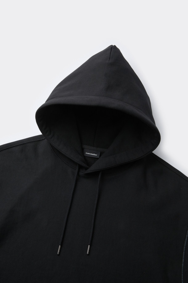 블랙 스티치 후디는 캐주얼하고 미니멀한 스타일을 추구하는 남녀 모두를 위한 후드티입니다. 릴랙스 핏으로 편안한 착용감을 선사하며, 가을과 겨울철에 적합한 두꺼운 두께감으로 제작되었습니다. 면과 폴리에스테르 혼방 소재로 부드러운 촉감을 느낄 수 있으며, 후드 스트링과 사이드 포켓, 시보리 마감 등의 디테일이 돋보입니다. 집콕룩이나 산책룩 등 일상에서 폭넓게 활용할 수 있는 베이직 아이템입니다. 무지 디자인에 스티치 디테일로 포인트를 더해, 심플하면서도 세련된 스타일을 연출합니다.
