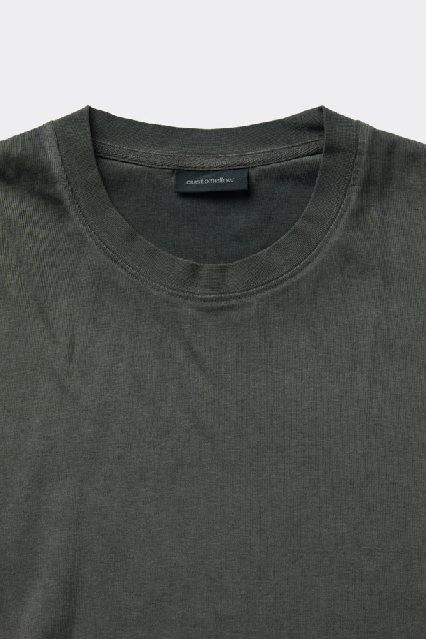 '블랙 다잉 티셔츠'는 캐주얼하고 미니멀한 스타일을 연출하기에 적합한 남성용 긴팔 티셔츠입니다. 부드러운 촉감의 면 100% 소재로 제작되었으며, 봄, 가을에 입기 좋습니다. 소매 시보리 처리와 루나 다잉 기법을 사용하여 디자인의 완성도를 높였습니다. 레귤러 핏 라운드넥 디자인으로 다양한 하의와 무난하게 매치할 수 있으며, 일상에서 편안하게 착용하기 좋습니다.
