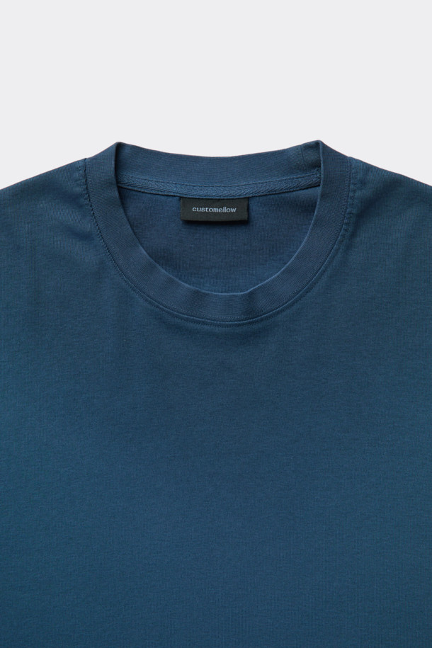 네이비 다잉 티셔츠는 캐주얼 및 미니멀 스타일을 즐기는 남성을 위한 긴 소매 티셔츠입니다. 봄, 가을에 어울리는 레귤러 핏으로, 일상과 산책 시 편안하게 착용할 수 있습니다. 부드러운 면 소재에 루나 다잉 기법으로 은은한 그라데이션 염색을 더해 유니크한 분위기를 연출합니다. 소매 시보리가 있어 활동성을 높였으며, 라운드넥 디자인으로 어떤 스타일에도 쉽게 매치할 수 있습니다.
