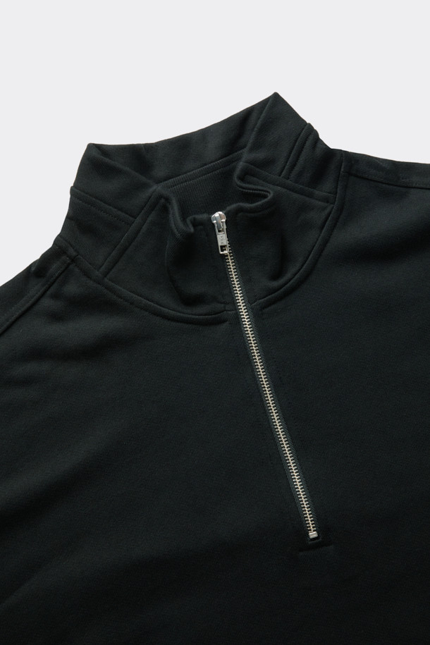 블랙 하프넥 반집업 스웨트셔츠는 남성을 위한 베이직하고 캐주얼한 스타일의 상의입니다. 두께감 있는 면 소재로 제작되어 가을과 겨울에 따뜻하게 착용할 수 있으며, 릴랙스 핏으로 편안한 착용감을 제공합니다. YKK 금속 지퍼와 시보리 마감, 어깨 절개선 디테일이 특징이며, 출근룩과 캠핑룩 등 다양한 TPO에 활용할 수 있습니다. 미니멀, 캐주얼, 클래식 스타일을 선호하는 분들께 추천합니다.
