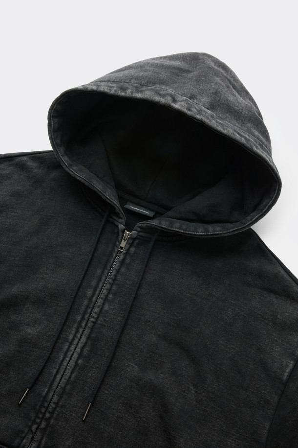 블랙 다잉 집업 후디는 빈티지하고 캐주얼한 스타일의 남녀 공용 후드집업입니다. 봄, 가을, 겨울 세 계절 모두 활용 가능하며, 릴랙스 핏으로 편안한 착용감을 선사합니다. 두꺼운 면 소재에 탄탄한 촉감을 더해, 캠핑룩이나 집콕룩 등 다양한 TPO에 적합합니다. 무지 디자인과 블랙 컬러는 미니멀, 스트리트 등 어떤 스타일에도 쉽게 매치할 수 있으며, 다잉 워싱 기법으로 은은한 빈티지 무드를 연출합니다. 사이드 포켓, 밑단 및 소매 시보리 디테일이 실용성을 더합니다.
