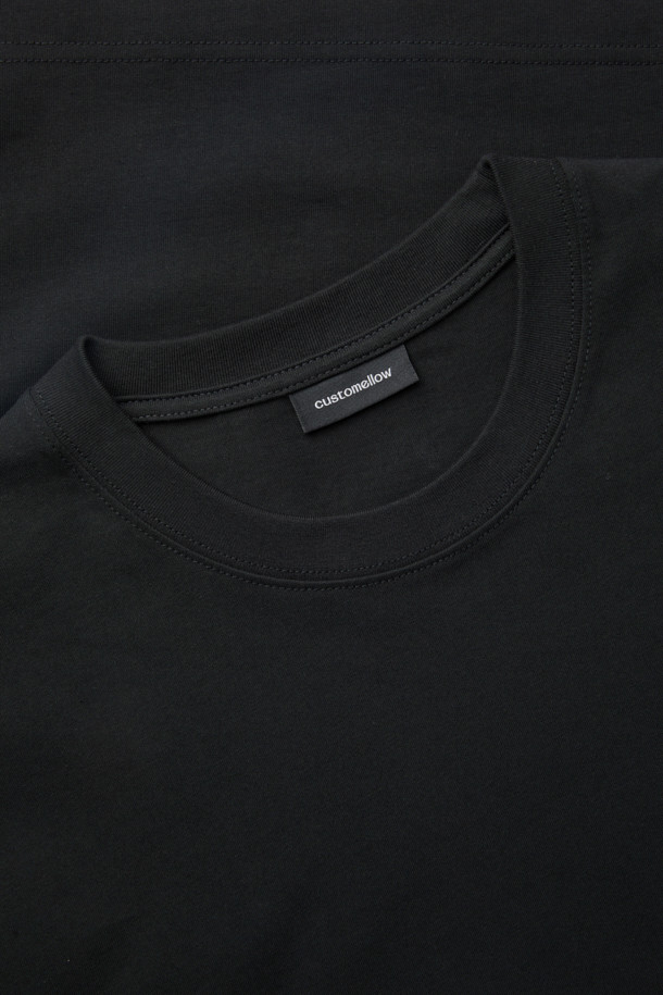 [비스코 스미스] 블랙 그래픽 반팔 티셔츠는 스트릿과 캐주얼 스타일을 즐기는 당신을 위한 아이템입니다. 부드러운 면 소재로 제작되어 편안한 착용감을 선사하며, 봄, 여름 시즌에 적합합니다. BISCO SMITH 작가의 'AsAbove' 작품 모티브를 그래픽 자수와 함께 전면에 담아 유니크한 디자인을 완성했습니다. 뒷넥에는 작가 시그니처 프린팅을 더해 소장 가치를 높였습니다. 릴랙스 핏과 라운드넥 디자인으로 어떤 스타일에도 자연스럽게 어울립니다.
