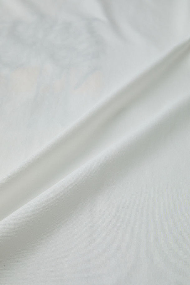 [BISCO SMITH] 화이트 그래픽 하프 슬리브 티셔츠는 BISCO SMITH 작가의 'ForeverForward' 작품을 모티브로 한 제품입니다. 부드러운 면 소재로 제작되어 편안한 착용감을 선사하며, 릴랙스 핏으로 여유로운 실루엣을 연출합니다. 전면에는 그래픽 프린트와 자수 디테일이 돋보이며, 뒷넥 부분에는 작가 시그니처 프린팅으로 포인트를 더했습니다. 캐주얼, 스트리트, 미니멀 스타일을 즐겨 입는 분들에게 적합하며, 동네 마실룩이나 여행룩으로 활용하기 좋습니다. 화이트, 블랙, 옐로우 세 가지 색상으로 만나보세요.
