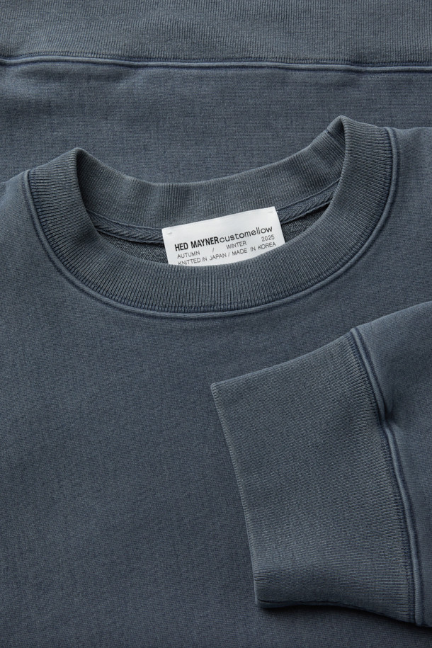 HED MAYNER(헤드 메이너) Grey Dyed 스웻셔츠는 미니멀하고 베이직한 스타일의 오버핏 상의입니다. 두꺼운 면과 아크릴 혼방 소재로 제작되어 뻣뻣한 촉감을 주며, 봄, 가을, 겨울 계절에 착용하기 좋습니다. 무지 디자인에 어깨 봉제선이 없고, 피그먼트 다잉 처리로 은은한 그레이 컬러를 연출합니다. 긴 소매, 라운드넥, 그리고 시보리 디테일과 사이드 포인트 라벨이 특징이며, 집콕룩이나 산책룩은 물론 캐주얼, 클래식 스타일로도 활용 가능합니다.
