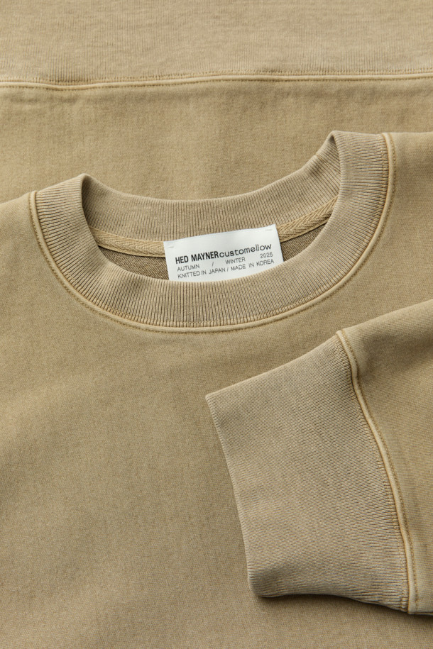 [HED MAYNER] 베이지 다잉 스웻셔츠는 미니멀하고 베이직한 스타일을 추구하는 남성들을 위한 제품입니다. 뻣뻣한 촉감의 두꺼운 면, 아크릴 혼방 소재로 제작되어 봄, 가을, 겨울 모두 착용 가능하며 오버핏 실루엣을 연출합니다. 피그먼트 다잉 처리로 빈티지한 멋을 더했고, 어깨선이 없는 디자인과 가로 결 방향 원단, 밑단 및 소매 시보리가 특징입니다. 라운드넥에 긴 소매 기장으로, 일상에서 편안하게 스타일리시함을 더할 수 있습니다.

