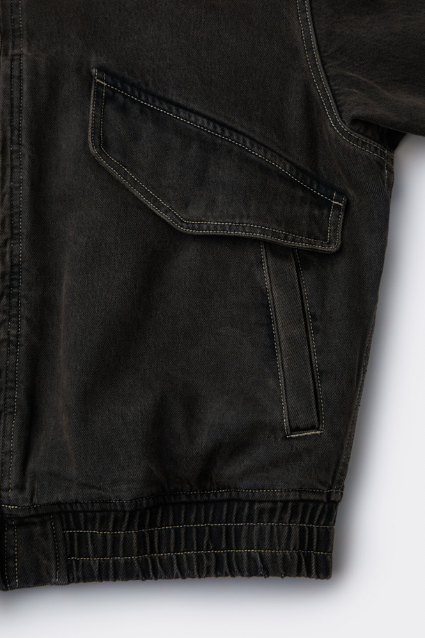 브라운 데님 디트로이트 재킷은 남녀 모두 착용 가능한 캐주얼하고 스트릿한 스타일의 데님 재킷입니다. 봄, 가을에 적합하며, 릴렉스 핏으로 편안한 착용감을 선사합니다. 무지 디자인에 중간 두께감의 데님 소재로 제작되어 튼튼합니다. 이중 히든 포켓과 밑단 이밴드, YKK 2-Way 지퍼 디테일이 특징입니다. 블랙 컬러 옵션도 제공합니다.
