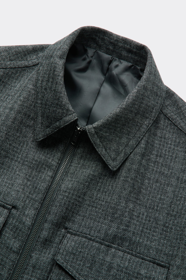 블랙 울 트위드 지퍼 재킷은 가을과 겨울, 당신의 스타일을 완성할 남성용 아우터입니다. 클래식하고 미니멀한 무드를 자아내며, 출근룩, 비즈니스 캐주얼, 모임룩 등 다양한 TPO에 활용하기 좋습니다. 릴랙스핏으로 편안함을 선사하며, YKK 2-Way 지퍼와 가슴 2포켓 디자인으로 실용성을 더했습니다. 두꺼운 울 소재의 트위드 패턴은 고급스러운 질감을, 긴 소매는 따뜻함을 책임집니다. 시크한 스타일을 연출하고 싶은 당신에게 완벽한 선택이 될 것입니다.
