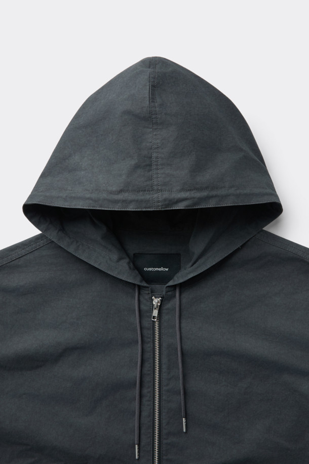 그레이 컬러의 면 혼방 소재로 제작된 후드 집업 재킷입니다. 봄, 가을 간절기에 활용하기 좋은 베이직하고 캐주얼한 스타일의 남성 의류입니다. 후드 스트링과 밑단 스트링으로 핏 조절이 가능하며, 부드러운 촉감과 릴랙스 핏으로 편안한 착용감을 선사합니다. YKK 2-Way 지퍼와 빈티지 다잉 가공으로 디테일을 더했습니다. 산책룩, 봄 소풍룩 등 다양한 일상 스타일링에 활용하기 좋습니다.
