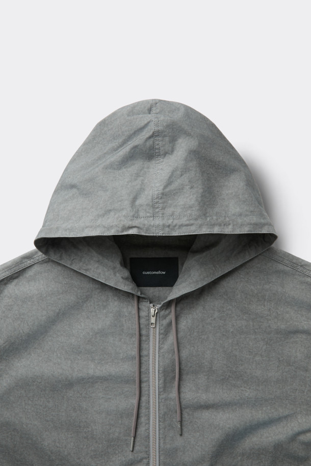라이트 그레이 면 후드 집업 재킷은 캐주얼하고 미니멀한 스타일을 추구하는 남성분들을 위한 제품입니다. 봄, 가을에 적합하며, 부드러운 촉감의 면 소재로 제작되어 편안한 착용감을 선사합니다. 릴랙스 핏과 레귤러 기장으로 제작되어 편안한 착용감을 제공하며, YKK 2-Way 지퍼와 빈티지 다잉 가공으로 디테일을 더했습니다. 출근룩과 여행룩 등 다양한 TPO에 활용 가능하며, 무지 디자인으로 어떤 스타일에도 쉽게 매치할 수 있습니다.

