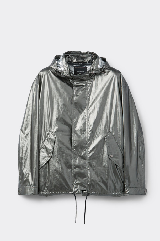 실버 4way 후드 재킷은 남성용 점퍼로, 봄, 가을 간절기에 활용하기 좋은 아이템입니다. 캐주얼, 스포티, 미니멀 스타일을 모두 소화할 수 있으며, 여행룩, 산책룩에 적합합니다. 가볍고 얇은 나일론 소재로 제작되어 편안한 착용감을 제공하며, 오버핏으로 트렌디한 스타일을 연출합니다. 탈부착 후드, 허리 스트링, 4way 변형, 밑단 폴딩 기능으로 다양한 스타일을 연출할 수 있으며, 사이즈 조절 기능이 있어 실용적입니다.
