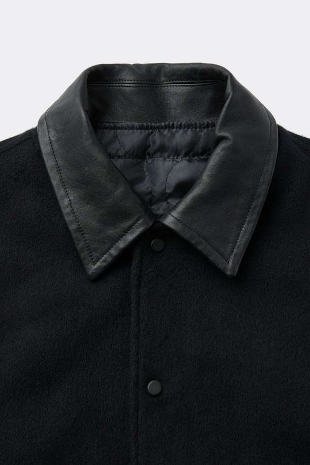 블랙 바시티 재킷은 가을과 겨울, 쌀쌀한 날씨에 따뜻하게 착용하기 좋은 남성용 아우터입니다. 스포티하면서도 캐주얼한 무드를 연출하며, 오버핏으로 편안한 착용감을 선사합니다. 울, 나일론, 레더 소재를 사용하여 부드러운 촉감과 두꺼운 두께감을 자랑합니다. 일상, 출근룩, 모임룩 등 다양한 TPO에 활용 가능하며, 무지 디자인으로 미니멀한 스타일을 완성합니다. 카라 탈부착, 패딩 충전재, 밑단/소매 시보리, 기모 소재 등 다양한 디테일이 돋보입니다.
