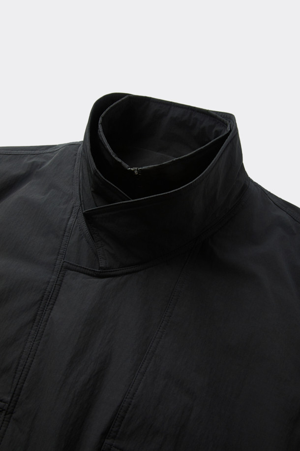 블랙 레이싱 재킷은 남성용 아우터로, 가을과 겨울에 따뜻하게 착용할 수 있습니다. 스포티하면서도 캐주얼한 무드를 연출하며, 일상 및 출근룩에 적합합니다. 릴랙스핏으로 편안한 착용감을 제공하며, 두꺼운 두께감으로 보온성을 높였습니다. 무지 디자인에 YKK 2-Way 지퍼와 이중 여밈 디테일이 돋보이며, 폴리에스테르, 나일론, 면 혼방 소재로 제작되었습니다. 긴 소매 기장의 패딩 코트 타입 레이싱 재킷입니다.
