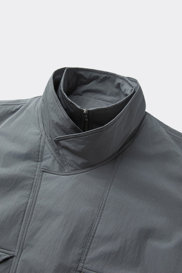 그레이 컬러의 남성용 레이싱 재킷입니다. 릴랙스 핏으로 제작되었으며, 두꺼운 두께감으로 봄, 가을에 착용하기 좋습니다. 무지 디자인에 YKK 2-Way 지퍼와 이중 여밈, 패딩 디테일이 돋보입니다. 출근룩과 모임룩에 캐주얼, 스포티, 미니멀한 스타일로 연출하기 좋습니다. 폴리에스테르, 나일론, 면 혼방 소재의 긴 소매 스포츠 재킷입니다.
