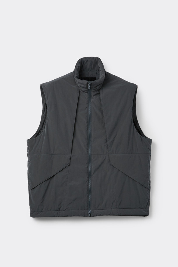 다크그레이 컬러의 탈부착 패딩 재킷입니다. 나일론과 폴리에스테르 혼방 소재로 제작되어 겨울철에도 따뜻하게 착용 가능하며, 오버핏으로 편안한 착용감을 선사합니다. 탈부착 가능한 소매 디자인으로 다양한 스타일 연출이 용이하며, 하이넥 디자인과 YKK 2-Way 지퍼, 스트링, 스토퍼 디테일이 특징입니다. 캐주얼, 미니멀, 시티보이 룩에 잘 어울리며, 출근룩과 여행룩 모두 소화 가능한 실용적인 아이템입니다.
