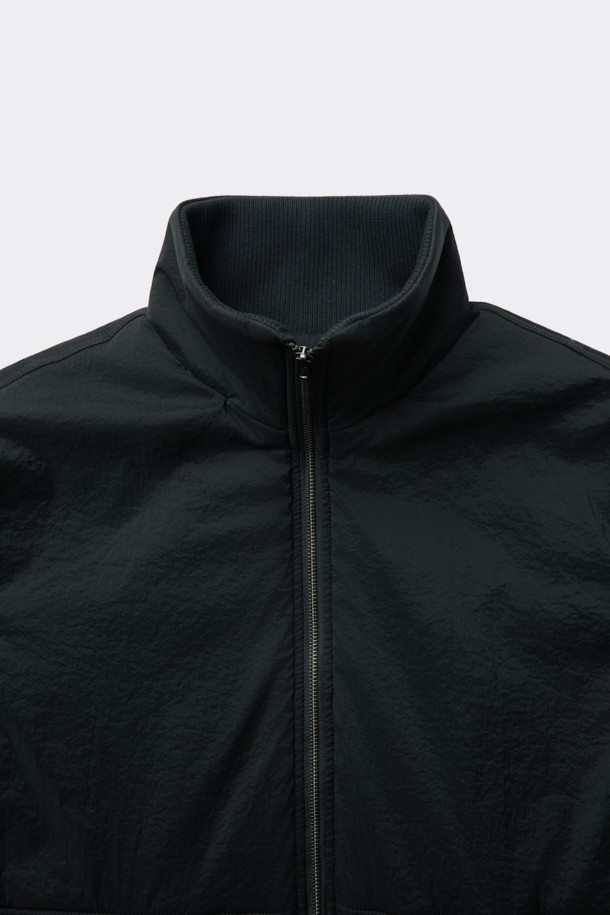 블랙 하이넥 패디드 블루종은 남성용 점퍼로, 가을과 겨울에 따뜻하게 착용할 수 있는 두꺼운 두께감의 패딩 코트입니다. 스포티하면서도 캐주얼한 스타일을 연출하며, 일상 및 출근, 여행 시에도 활용하기 좋습니다. 나일론과 폴리우레탄 혼방 소재로 제작되어 넉넉한 오버핏을 자랑하며, YKK 2-Way 지퍼, 넥 이면 니트 시보리, 소매/밑단 밴딩 마감으로 편안한 착용감을 선사합니다. 보온 기능을 갖춰 추운 날씨에도 따뜻함을 유지하며, 무지 디자인으로 미니멀한 스타일을 완성합니다.
