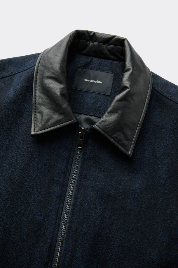 네이비 울 자카드 재킷은 가을과 겨울, 두 계절에 걸쳐 활용하기 좋은 남성용 점퍼입니다. 베이직하면서도 캐주얼한 스타일로, 출근룩과 데이트룩 등 다양한 TPO에 적합합니다. 고급스러운 울, 면, 폴리에스테르, 나일론 혼방 소재로 제작되어 두꺼운 두께감과 넉넉한 오버핏으로 편안한 착용감을 선사합니다. 자카드 패턴이 은은하게 돋보이며, 시보리 디테일과 YKK 2-Way 지퍼를 사용하여 실용성까지 더했습니다. 캐주얼, 클래식, 미니멀 스타일을 즐기는 남성분들께 추천합니다.
