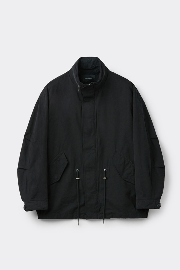 블랙 후드 라이너 필드 재킷은 남성용 점퍼로, 가을과 겨울에 착용하기 좋은 캐주얼 스타일의 아우터입니다. 무지 패턴의 블랙 컬러에 오버핏으로 디자인되었으며, 두꺼운 두께감으로 따뜻함을 더했습니다. 코튼, 폴리에스테르, 나일론 혼방 소재로 제작되었으며, 탈부착 가능한 다운 라이너가 내장되어 있어 보온성을 높였습니다. 허리 스트링과 YKK 2-Way 지퍼 디테일로 실용성을 더했으며, 긴소매와 후드 디자인으로 편안한 착용감을 제공합니다. 안감은 나일론 소재를 사용했습니다.
