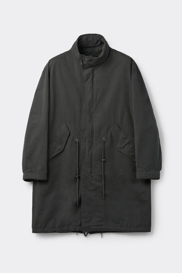 다크 그레이 컬러의 Grey Hood Liner Field Coat (그레이 후드 라이너 필드 코트)입니다. 코튼, 폴리에스테르, 나일론 혼방의 겉감과 두꺼운 두께감으로 겨울철 보온성을 높였습니다. 탈부착 가능한 다운 라이너가 포함되어 있어, 더욱 따뜻하게 착용할 수 있습니다. 허리 스트링과 YKK 2-Way 지퍼, 후드 디자인으로 캐주얼하고 미니멀한 스타일을 연출합니다. 출근룩은 물론, 일상에서도 베이직하게 활용하기 좋은 오버핏 점퍼입니다.
