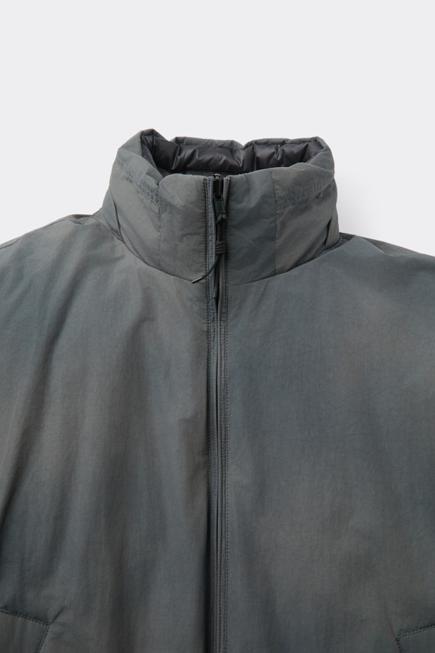 리버시블 다운 재킷은 겨울철 일상과 여행룩에 모두 활용하기 좋은 남성용 아우터입니다. 블랙 컬러의 무지 디자인으로, 캐주얼, 미니멀, 클래식 스타일을 즐겨 입는 분들께 추천합니다. 구스다운 80:20 충전재를 사용하여 보온성을 높였으며, YKK 2-Way 지퍼와 빈티지 워싱 디테일로 고급스러움을 더했습니다. 두꺼운 두께감의 오버핏으로 편안한 착용감을 선사하며, 필요에 따라 양면을 활용할 수 있어 실용적입니다. 긴 소매 기장의 레귤러 기장으로, 어떤 스타일에도 자연스럽게 매치됩니다.
