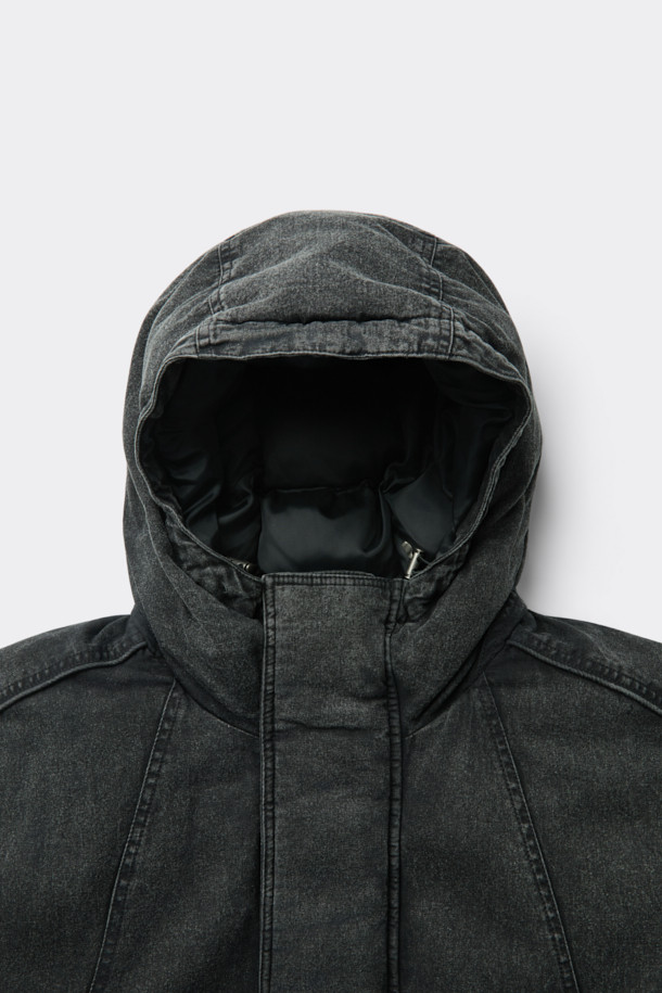 그레이 데님 다잉 후드 다운 재킷은 남성용 겨울 아우터입니다. 캐주얼 및 빈티지 스타일을 결합하여 독특한 분위기를 연출하며, 오버핏의 넉넉한 핏으로 편안함을 더했습니다. 무지 패턴의 데님 소재에 구스다운 80:20 충전재를 사용하여 보온성을 높였으며, 빈티지한 촉감이 특징입니다. YKK 2-Way 지퍼와 파이핑 라인 디테일로 디자인의 완성도를 높였으며, 두꺼운 두께감으로 추운 날씨에도 따뜻하게 착용할 수 있습니다.
