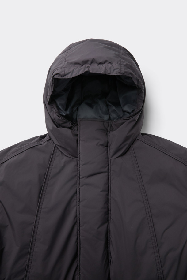 와인 컬러의 Wine Light Fabric 후드 다운 재킷은 겨울철 일상룩과 출근룩에 모두 잘 어울리는 남성용 아우터입니다. 미니멀한 스타일을 추구하는 남성분들을 위한 오버핏 디자인으로, 부드러운 촉감의 폴리에스터 소재와 두꺼운 두께감으로 따뜻함을 선사합니다. 구스다운 80:20 충전재를 사용하여 보온성을 높였으며, ITALY LIMONTA 초경량 소재로 제작되어 가볍고 편안한 착용감을 제공합니다. YKK 2-Way 지퍼 디테일로 실용성을 더했으며, 레귤러 기장의 후드 디자인으로 캐주얼하면서도 클래식한 분위기를 연출합니다.
