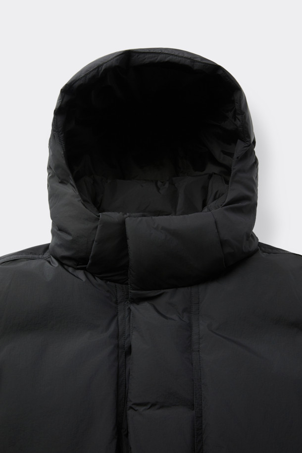 블랙 미들 후드 다운 재킷은 남성용 겨울 점퍼입니다. 미니멀하고 스포티한 스타일의 무지 디자인으로, 출근룩과 여행룩에 모두 잘 어울립니다. 가볍고 따뜻한 초경량 나일론 소재에 구스다운 80:20 충전재를 사용하여 보온성을 높였습니다. 오버핏으로 편안한 착용감을 제공하며, YKK 2-Way 지퍼와 벨크로 탈부착 후드가 특징입니다. 
