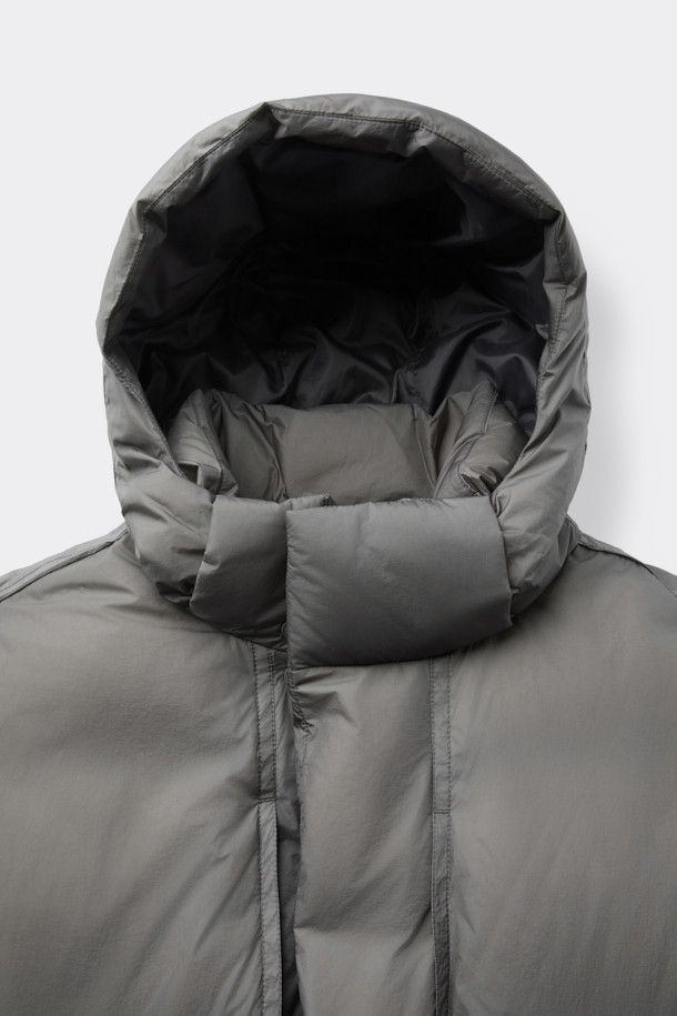 그레이 미들 후드 다운 재킷은 남성용 아우터로, 겨울철 캐주얼 스타일을 연출하기에 적합합니다. 무지 디자인에 오버핏으로 제작되어 편안한 착용감을 선사하며, 출근룩 및 캠핑룩 등 다양한 TPO에 활용할 수 있습니다. 80:20 구스다운 충전재와 두꺼운 두께감으로 뛰어난 보온성을 자랑하며, 벨크로 탈부착 후드, YKK 2-Way 지퍼, 초경량 소재 등 실용적인 기능성을 갖추었습니다. 시티보이, 미니멀 스타일을 선호하는 남성에게 추천하는 필수 아이템입니다.
